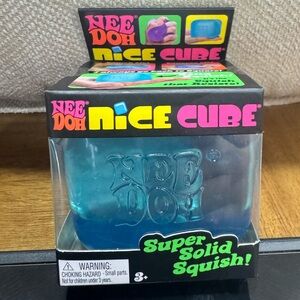 VIRAL - NeeDoh Nice Cube - Super Solid Squish - Blue 💙